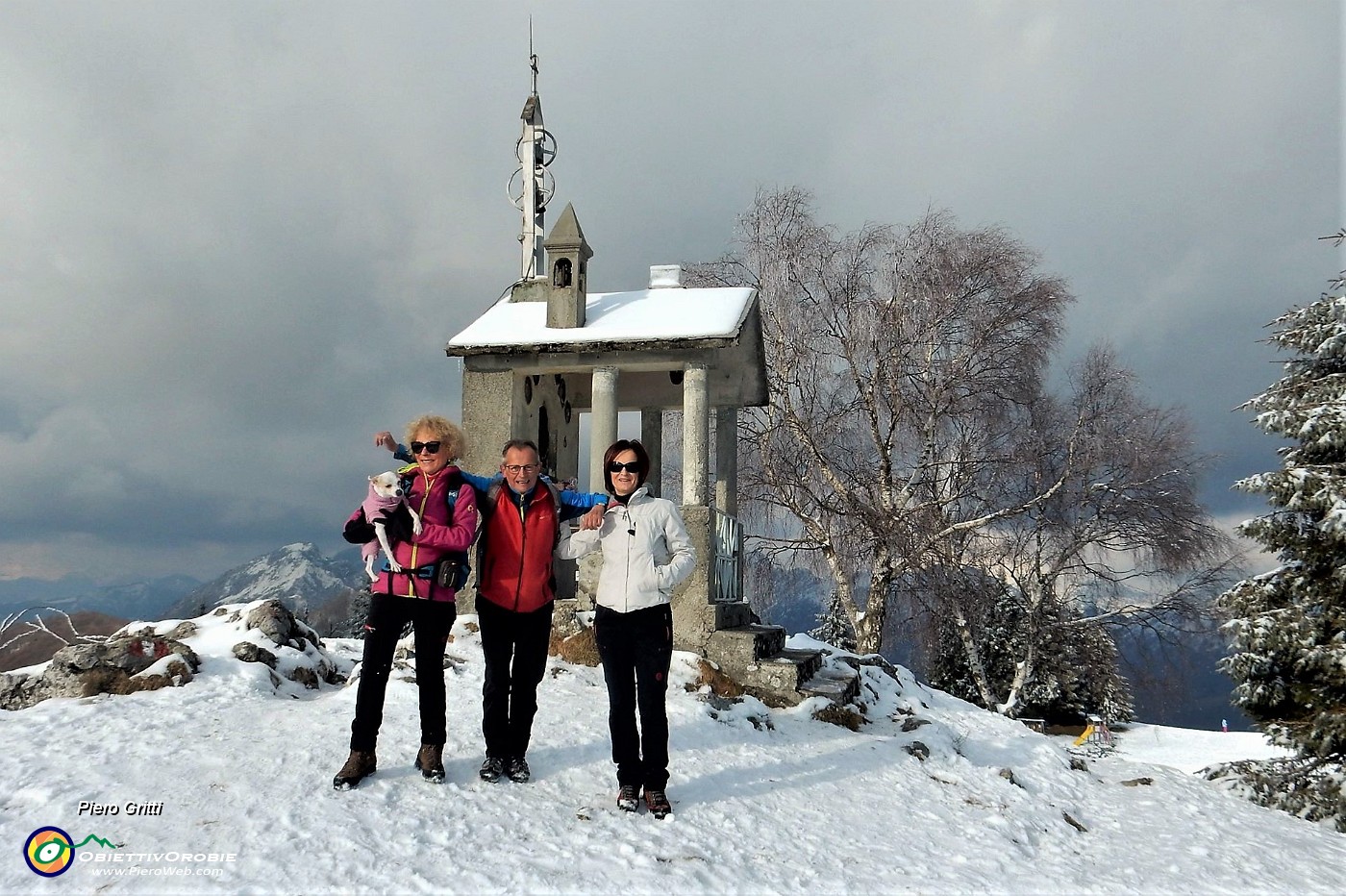 05 Alla cappelletta di vetta del Monte Poieto (1360 m).jpg